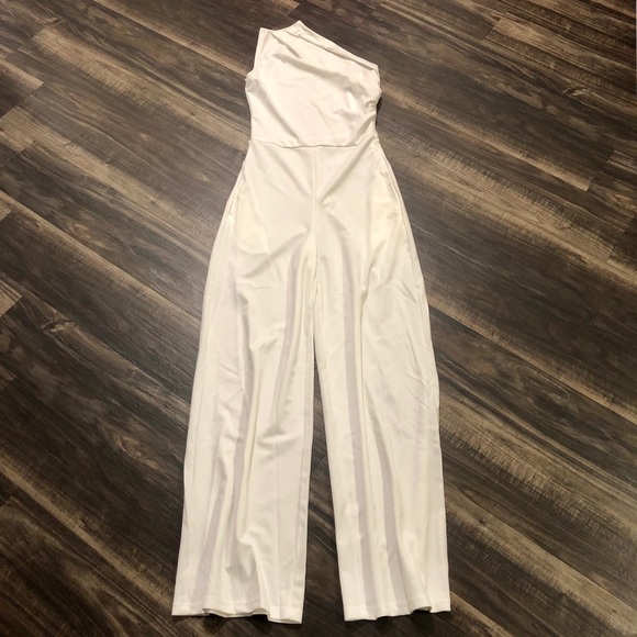 ❌❌ SOLD ❌❌ Lulu’s One Shoulder Wide Leg Jumpsuit - Picture 2 of 8